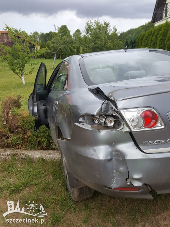 Mazda zatrzymała się na ogrodzeniu