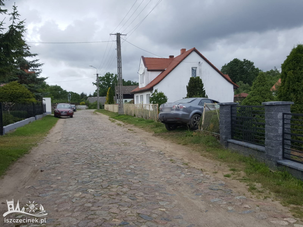 Mazda zatrzymała się na ogrodzeniu