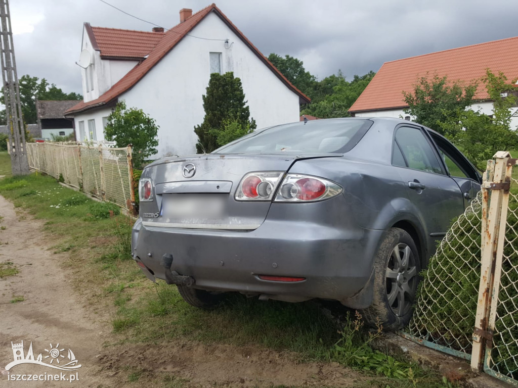 Mazda zatrzymała się na ogrodzeniu
