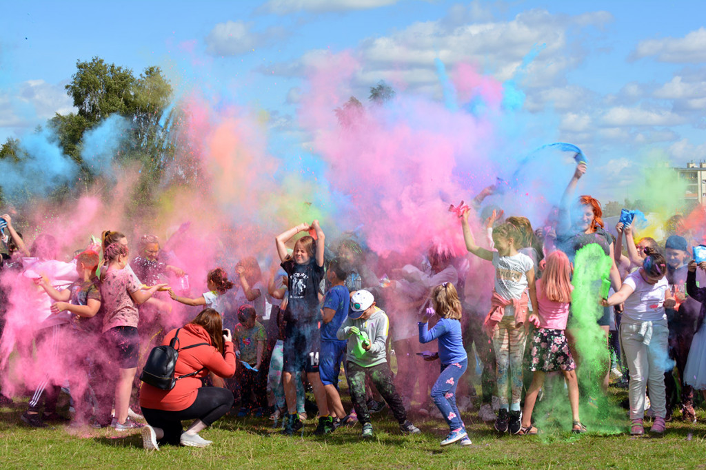 Kolorowy zawrót głowy! Festiwal kolorów Holi dotarł nad Trzesiecko