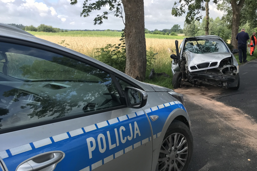 Daewoo roztrzaskał się na drzewie. Przy aucie ranny pijany mężczyzna.
