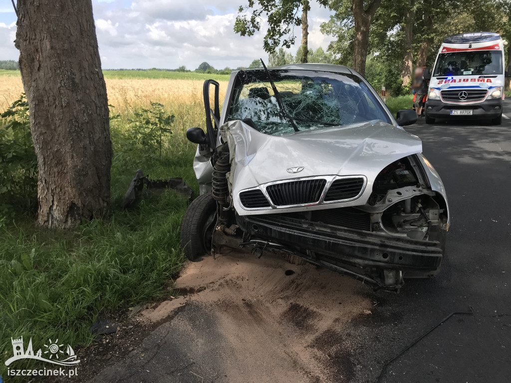Daewoo roztrzaskał się na drzewie. Przy aucie ranny pijany mężczyzna.