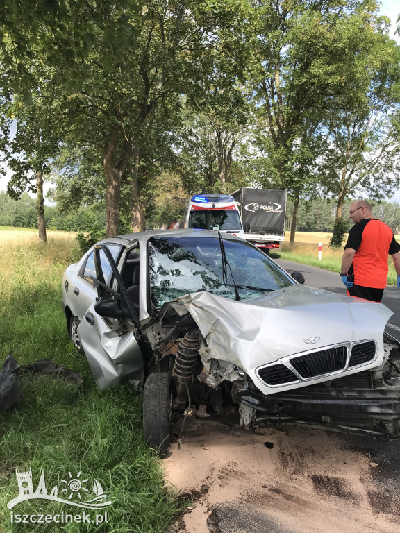 Daewoo roztrzaskał się na drzewie. Przy aucie ranny pijany mężczyzna.