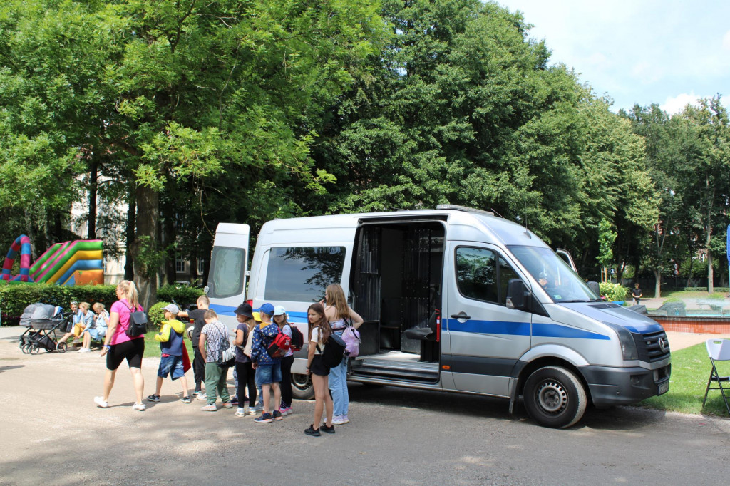 Funkcjonariusze służby więziennej spotykają się z mieszkańcami w parku