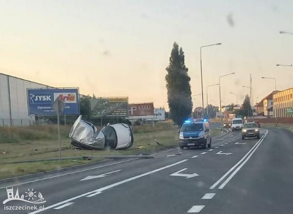 Samochód wypadł z drogi i owinął się wokół lampy.