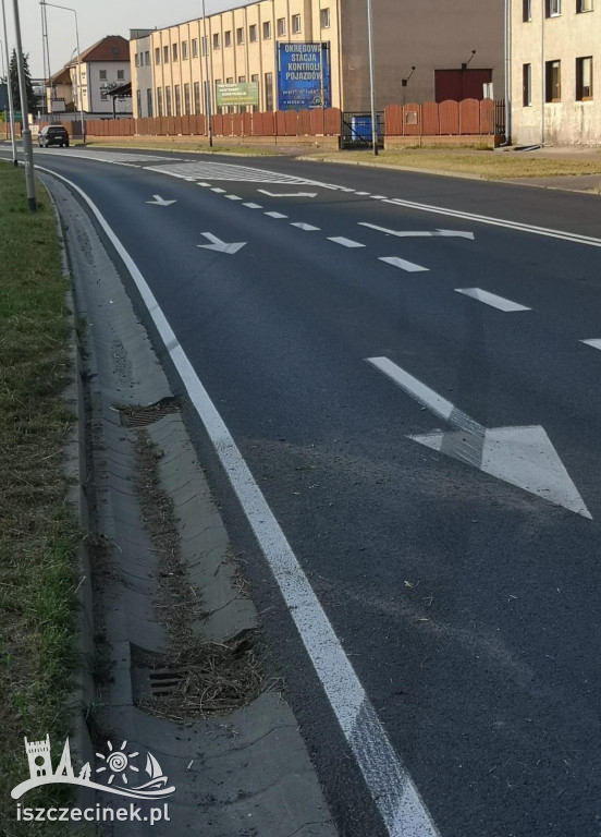 Samochód wypadł z drogi i owinął się wokół lampy.