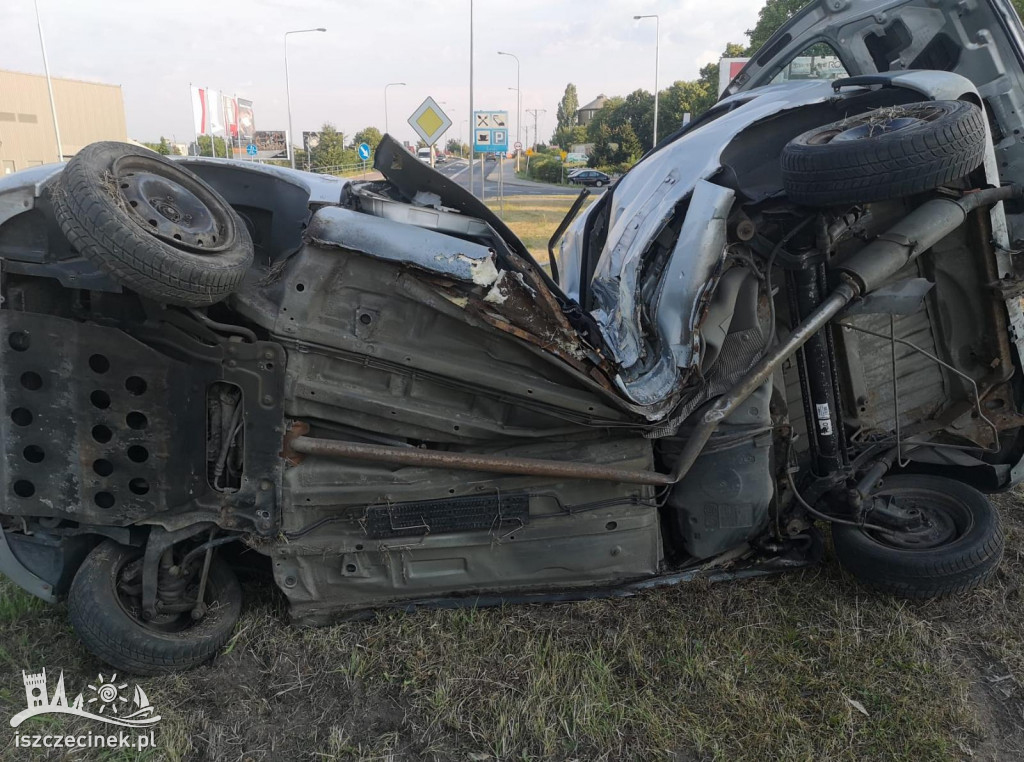Samochód wypadł z drogi i owinął się wokół lampy.