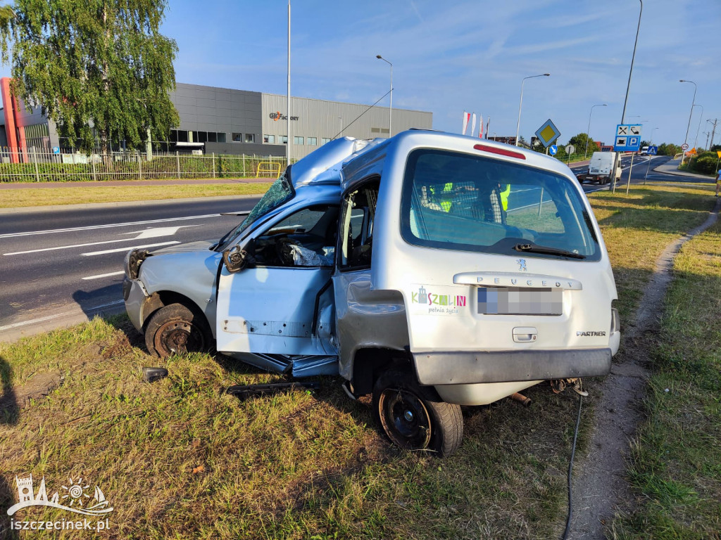 Samochód wypadł z drogi i owinął się wokół lampy.