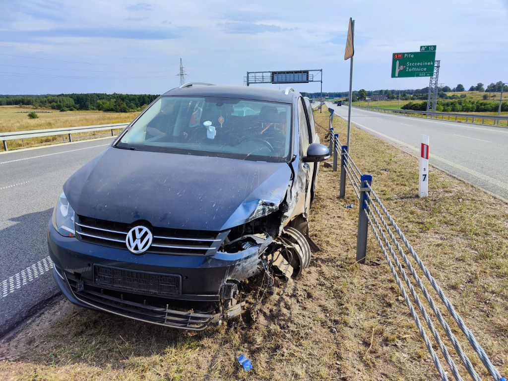 Volkswagen rozbił się o barierki na trasie S11. W aucie była cała rodzina
