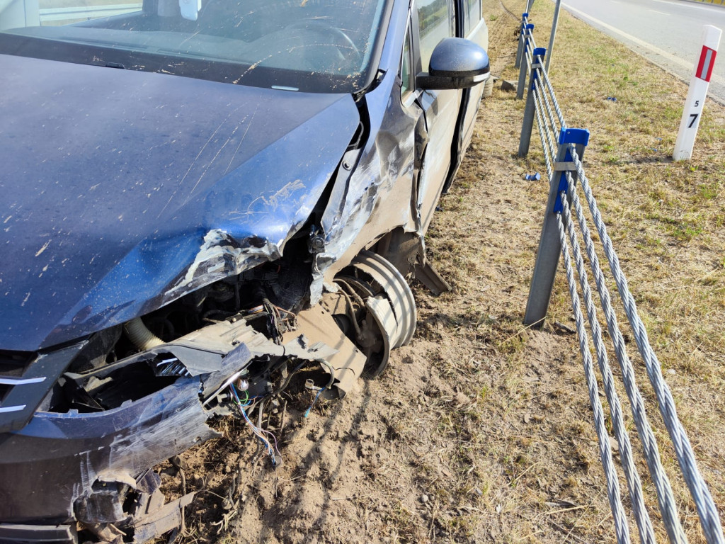 Volkswagen rozbił się o barierki na trasie S11. W aucie była cała rodzina