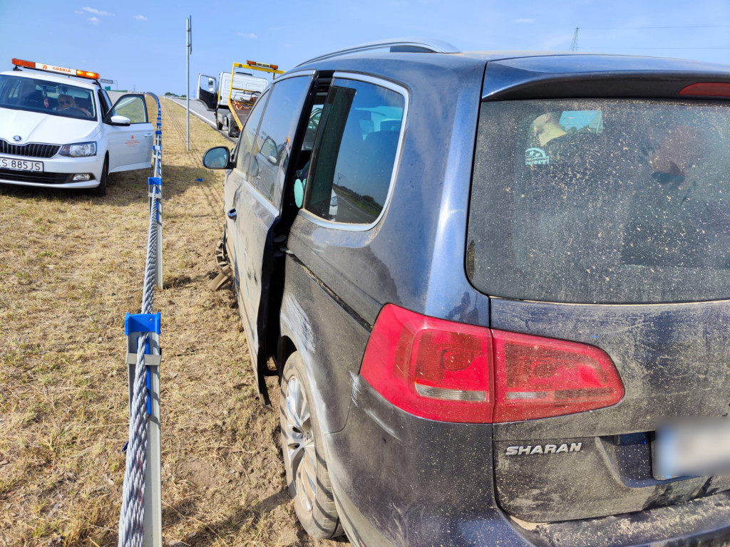 Volkswagen rozbił się o barierki na trasie S11. W aucie była cała rodzina