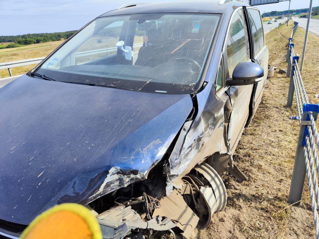 Volkswagen rozbił się o barierki na trasie S11. W aucie była cała rodzina
