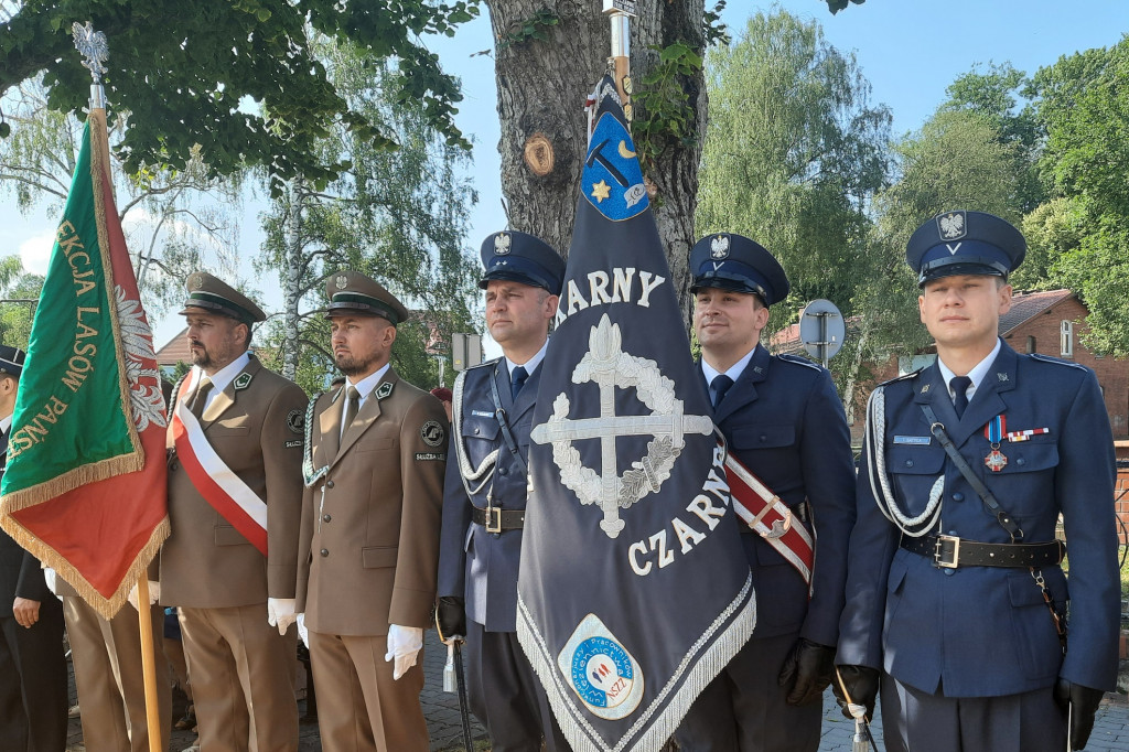 Musztra leśników pod okiem więzienników