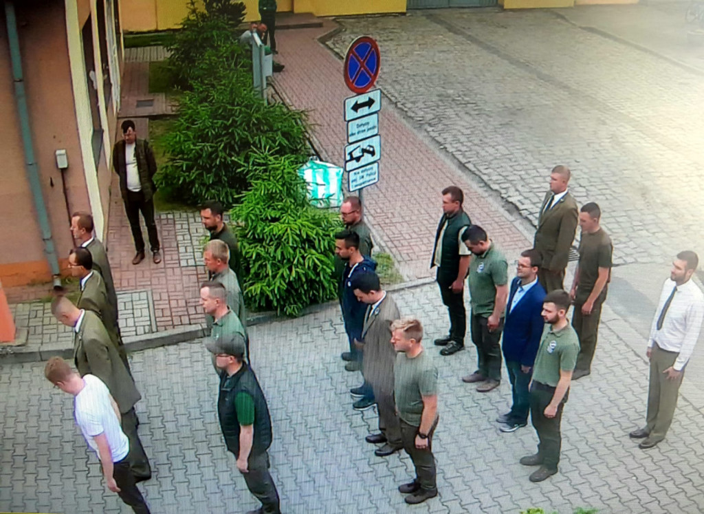 Musztra leśników pod okiem więzienników