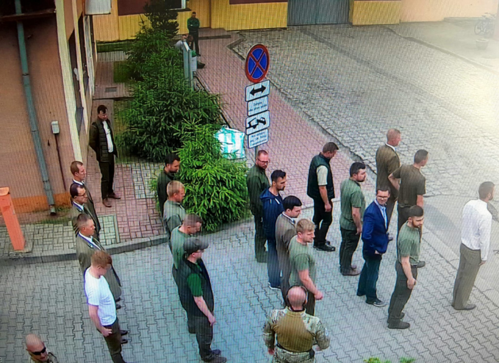 Musztra leśników pod okiem więzienników