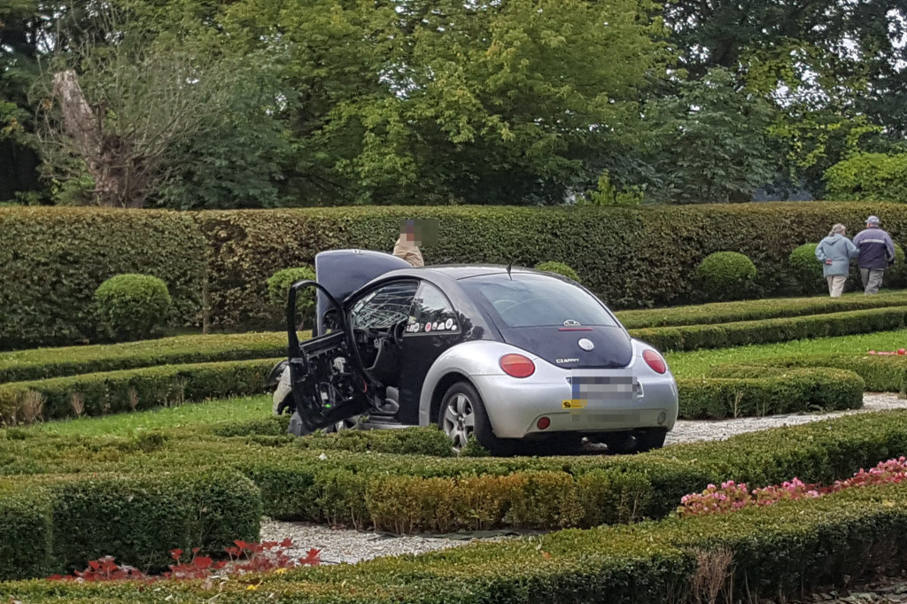 Zasłabł za kierownicą. Samochód wpadł do parku