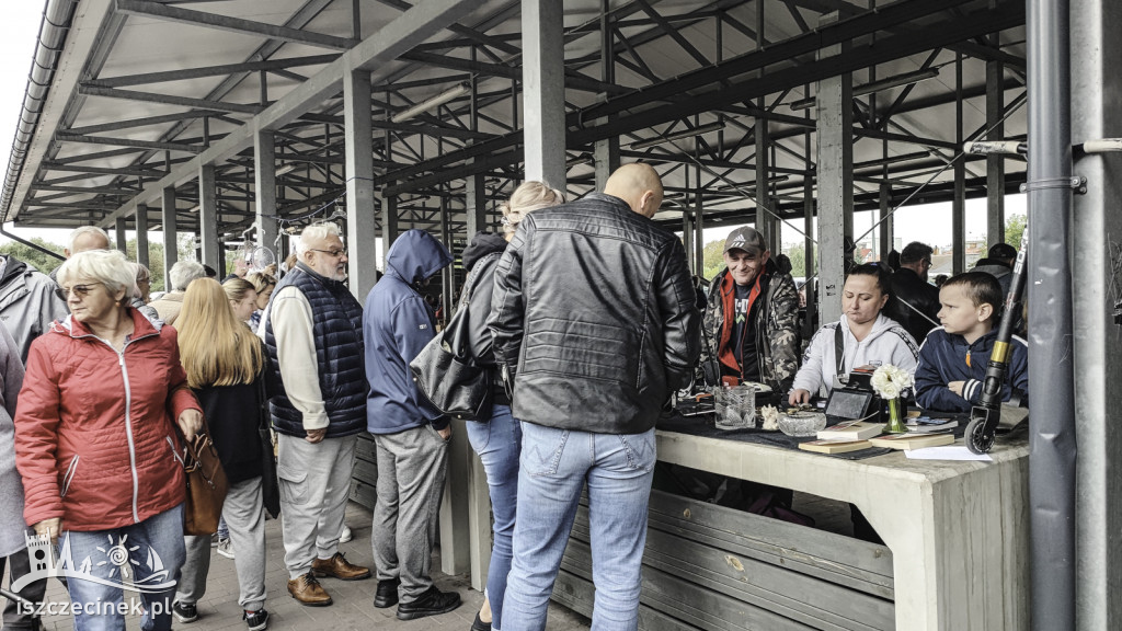 Tłumy na rynku. Pchli targ okazał się strzałem w dziesiątkę