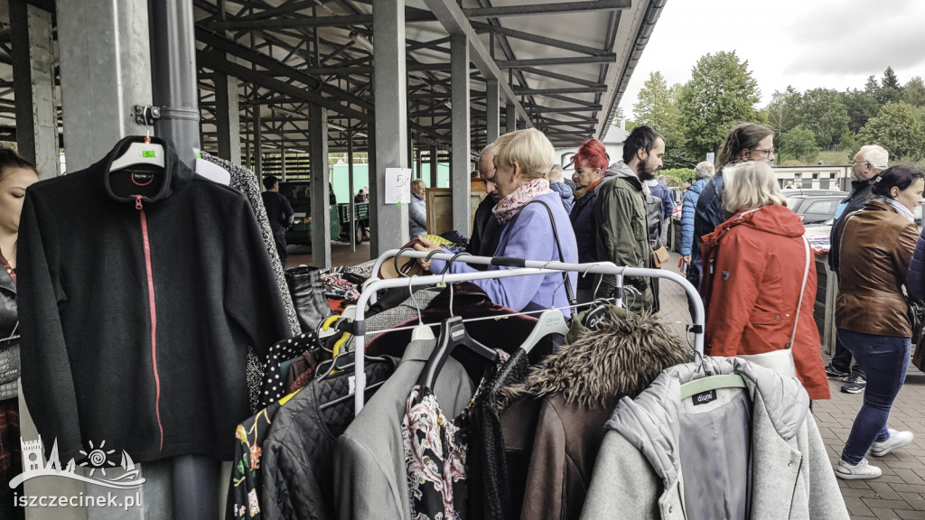 Tłumy na rynku. Pchli targ okazał się strzałem w dziesiątkę