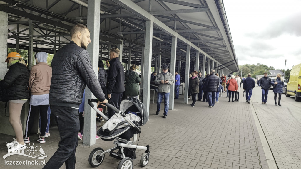 Tłumy na rynku. Pchli targ okazał się strzałem w dziesiątkę