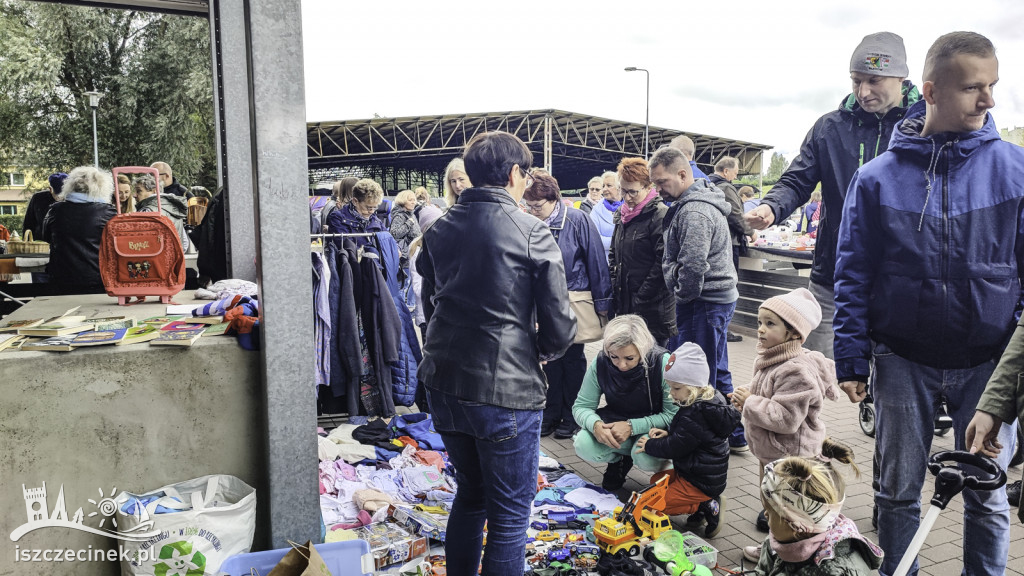 Tłumy na rynku. Pchli targ okazał się strzałem w dziesiątkę