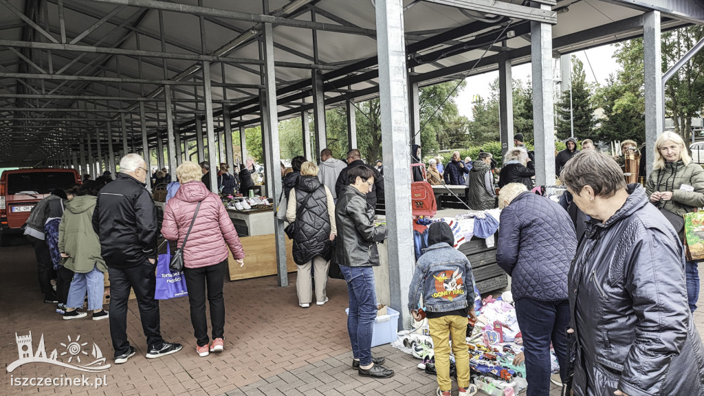Tłumy na rynku. Pchli targ okazał się strzałem w dziesiątkę