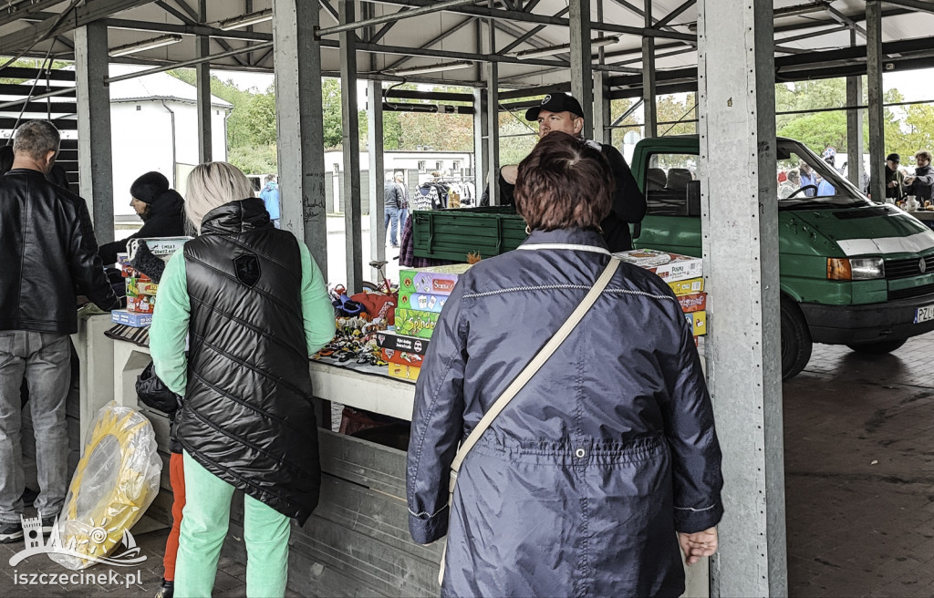 Tłumy na rynku. Pchli targ okazał się strzałem w dziesiątkę