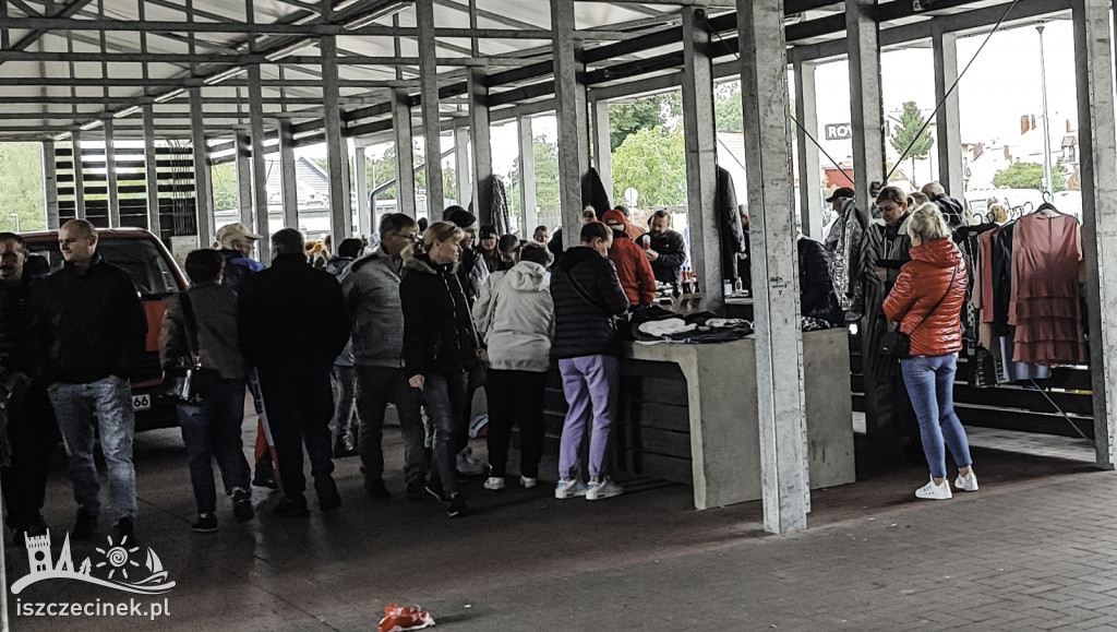Tłumy na rynku. Pchli targ okazał się strzałem w dziesiątkę