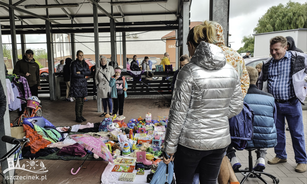 Tłumy na rynku. Pchli targ okazał się strzałem w dziesiątkę