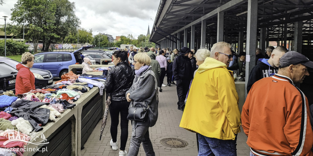 Tłumy na rynku. Pchli targ okazał się strzałem w dziesiątkę