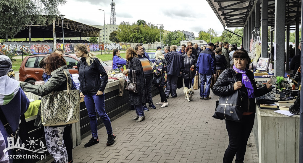 Tłumy na rynku. Pchli targ okazał się strzałem w dziesiątkę