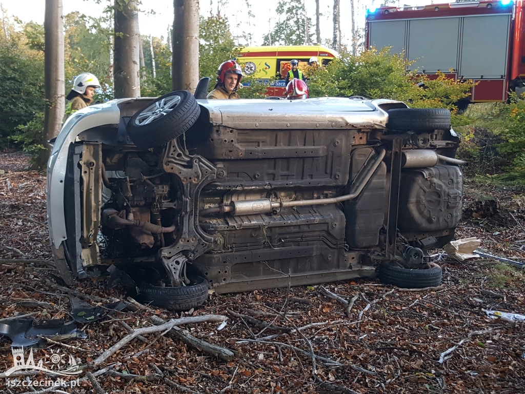Dachował i wpadł do lasu. Kierowca chevroleta zabrany do szpitala