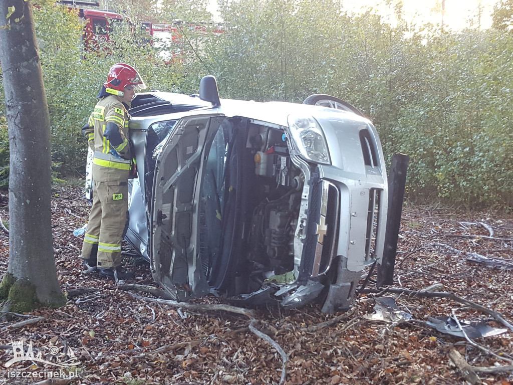 Dachował i wpadł do lasu. Kierowca chevroleta zabrany do szpitala