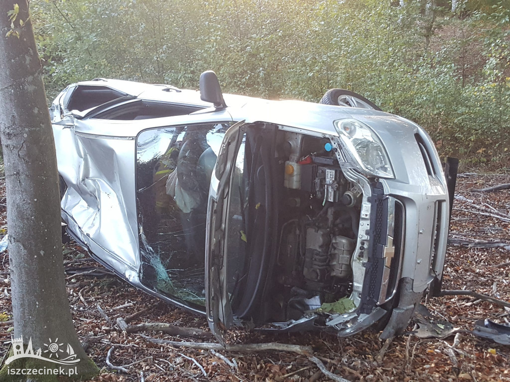 Dachował i wpadł do lasu. Kierowca chevroleta zabrany do szpitala