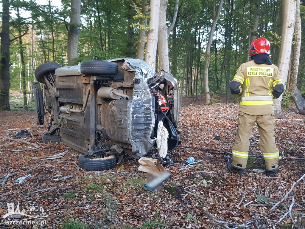 Dachował i wpadł do lasu. Kierowca chevroleta zabrany do szpitala