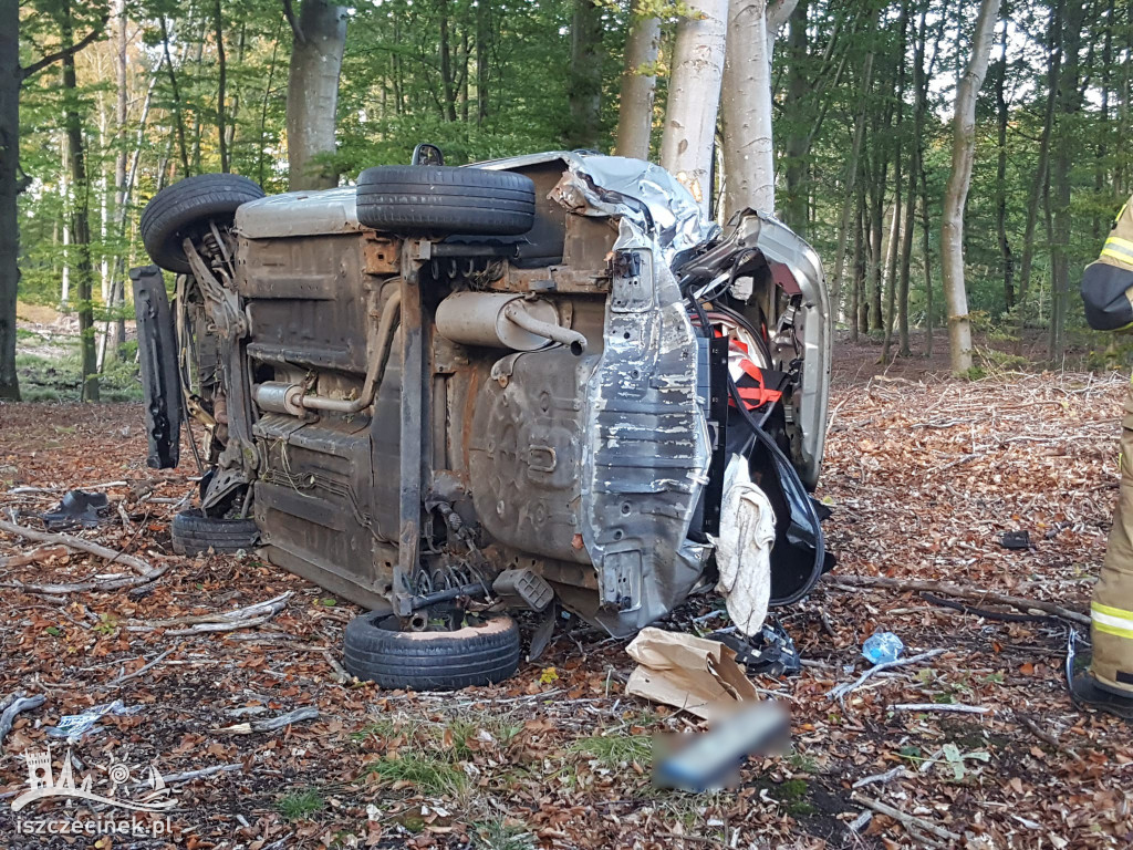 Dachował i wpadł do lasu. Kierowca chevroleta zabrany do szpitala