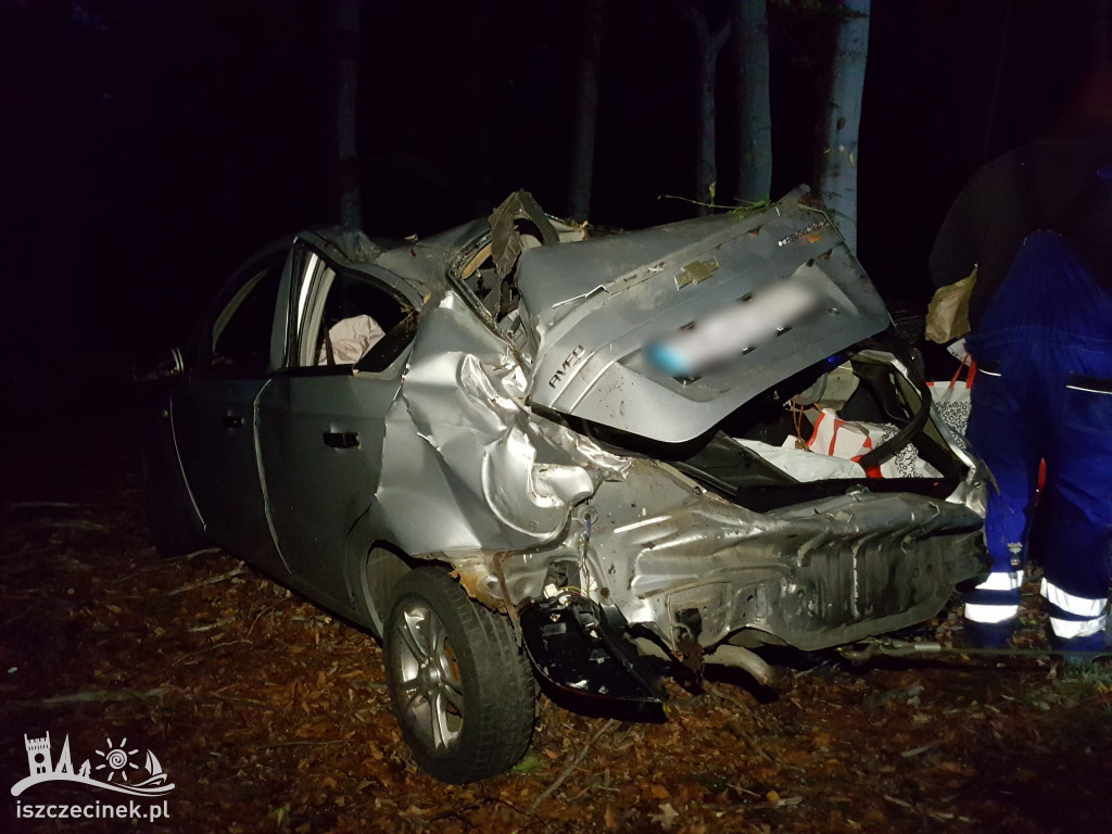 Dachował i wpadł do lasu. Kierowca chevroleta zabrany do szpitala