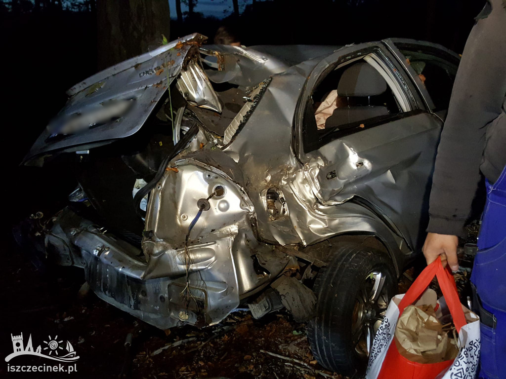 Dachował i wpadł do lasu. Kierowca chevroleta zabrany do szpitala