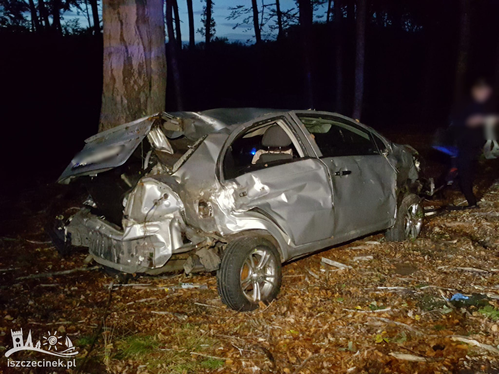 Dachował i wpadł do lasu. Kierowca chevroleta zabrany do szpitala