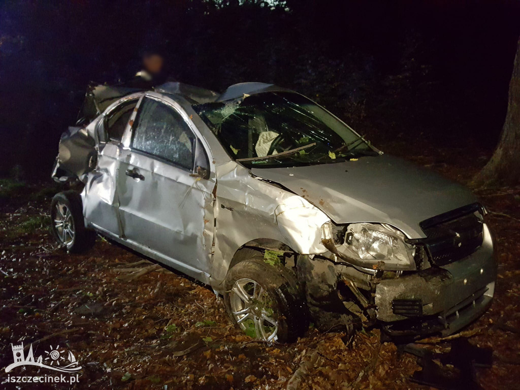 Dachował i wpadł do lasu. Kierowca chevroleta zabrany do szpitala