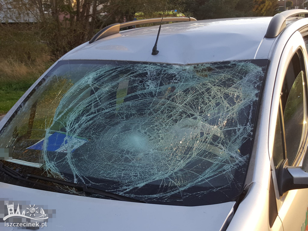 14-latek na crossie zderzył się z samochodem dostawczym. Chłopiec trafił do szpita