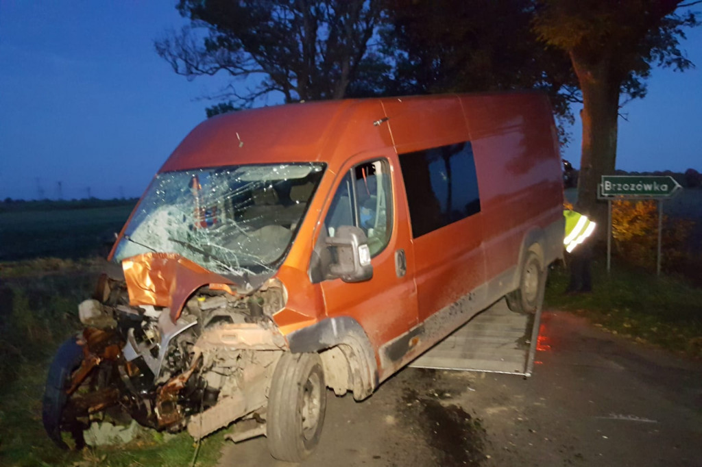 Groźny wypadek pod Szczecinkiem. Bus zderzył się z osobówką i uderzył w drzewo