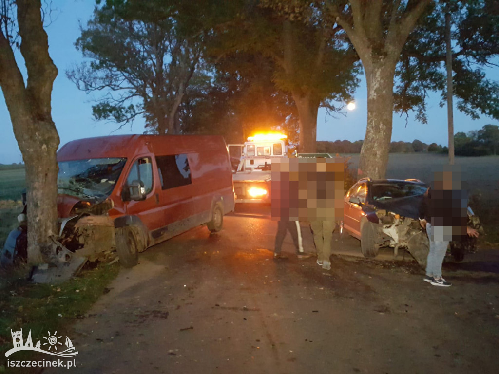 Groźny wypadek pod Szczecinkiem. Bus zderzył się z osobówką i uderzył w drzewo
