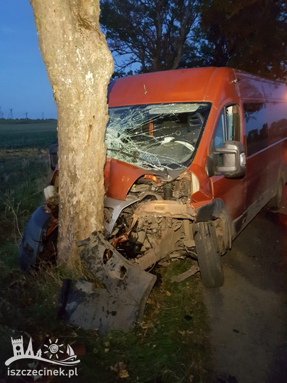 Groźny wypadek pod Szczecinkiem. Bus zderzył się z osobówką i uderzył w drzewo