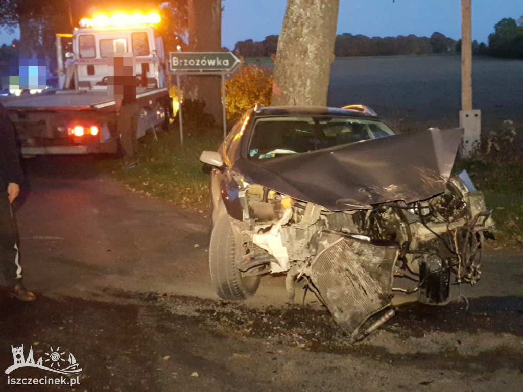 Groźny wypadek pod Szczecinkiem. Bus zderzył się z osobówką i uderzył w drzewo