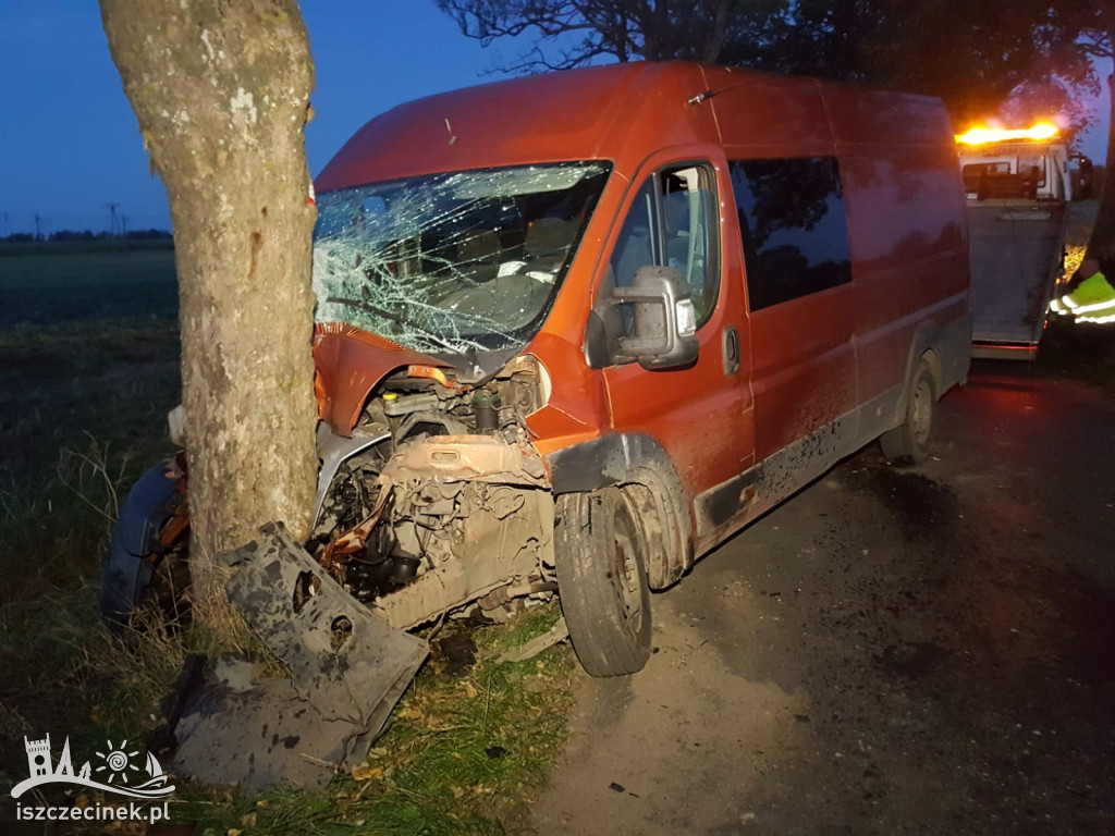 Groźny wypadek pod Szczecinkiem. Bus zderzył się z osobówką i uderzył w drzewo