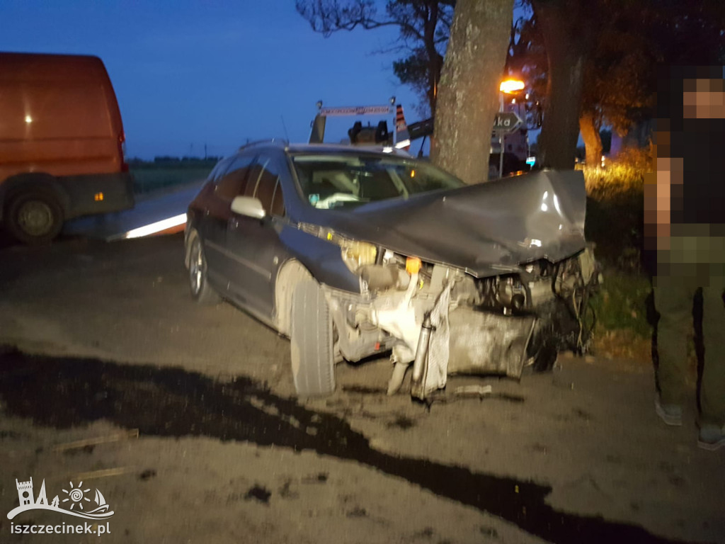 Groźny wypadek pod Szczecinkiem. Bus zderzył się z osobówką i uderzył w drzewo