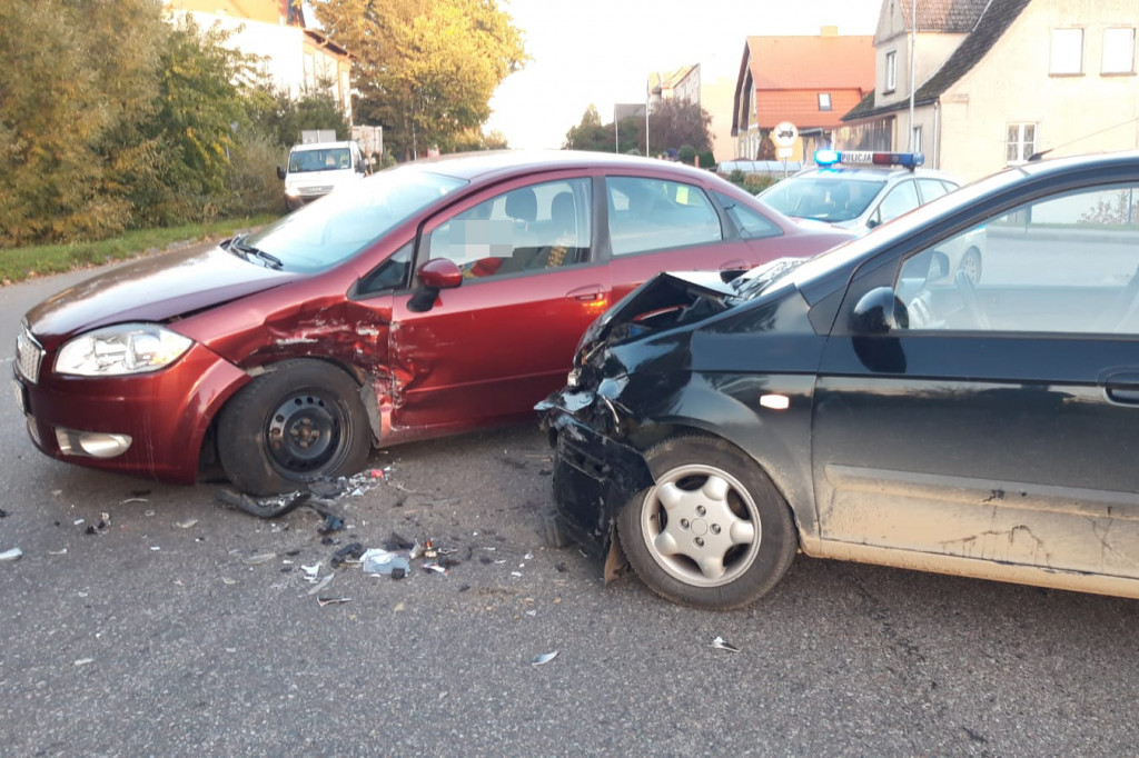 Stłuczka na skrzyżowaniu i dachowanie. Niedzielne wypadki na drogach powiatu