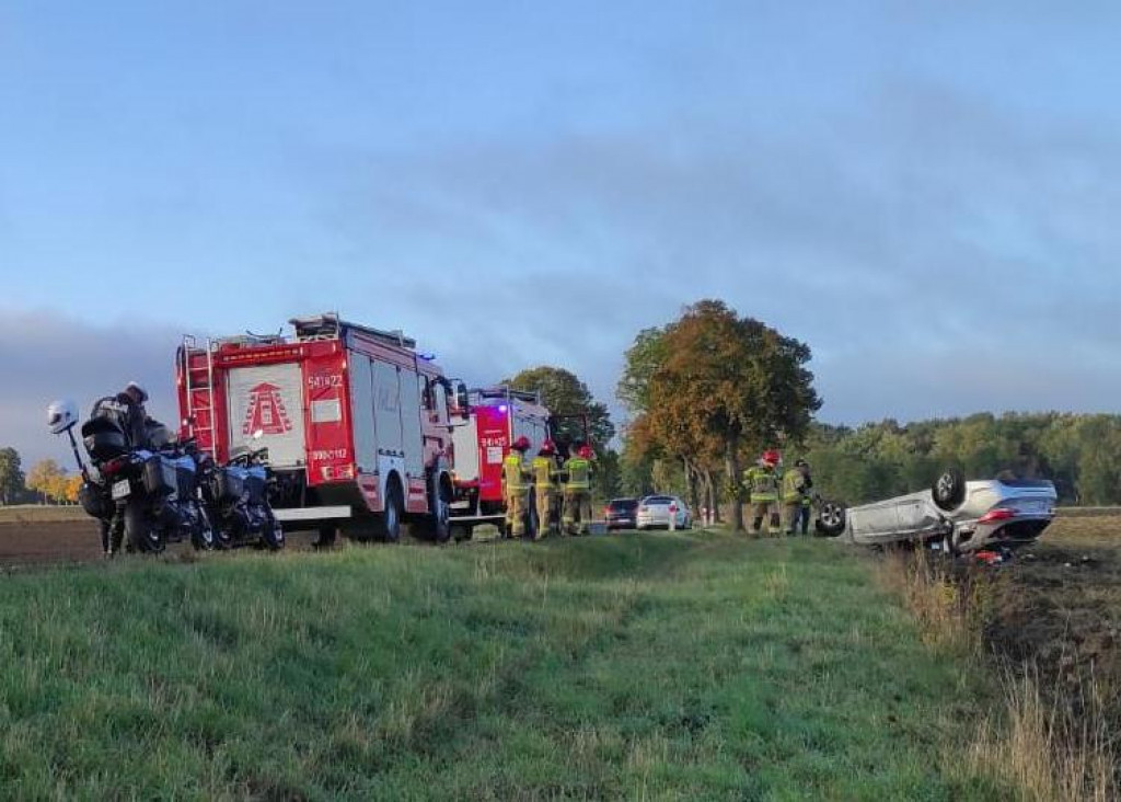 Stłuczka na skrzyżowaniu i dachowanie. Niedzielne wypadki na drogach powiatu