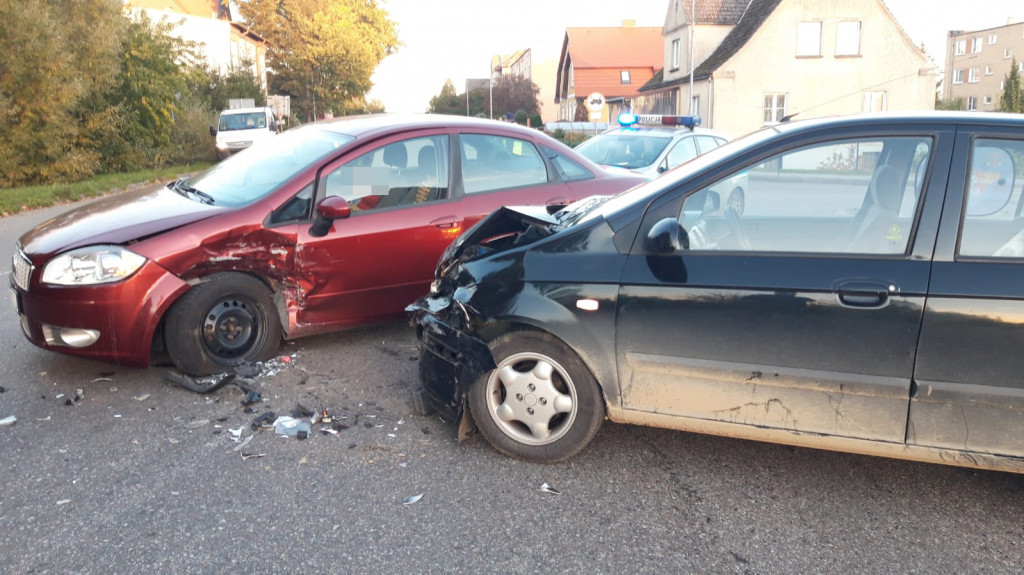 Stłuczka na skrzyżowaniu i dachowanie. Niedzielne wypadki na drogach powiatu