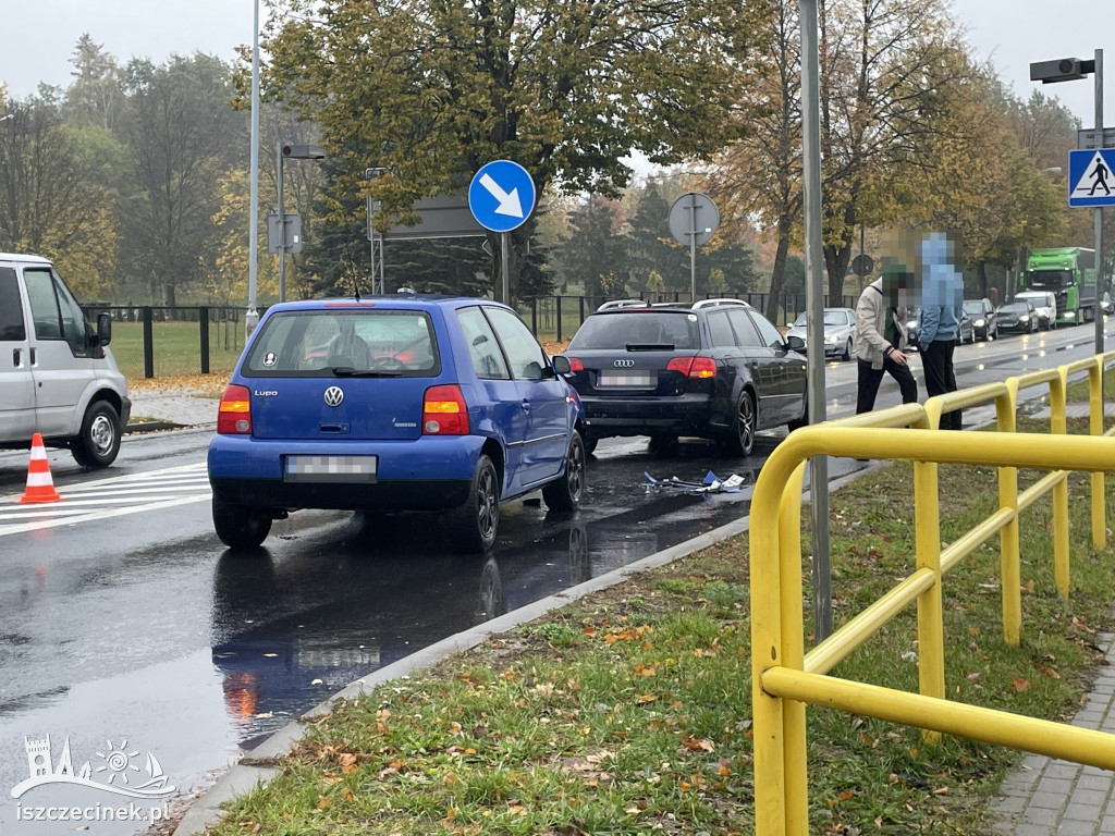 Zderzenie dwóch samochodów na Cieślaka. Utrudnienia w ruchu